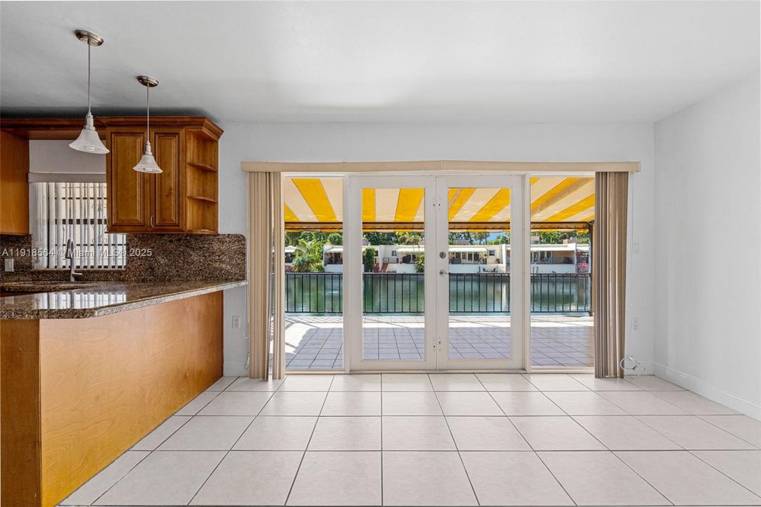 合同活跃: $3,000 (3 贝兹, 2 浴室, 1460 平方英尺)