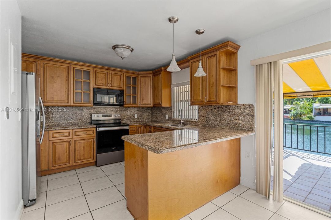 合同活跃: $3,000 (3 贝兹, 2 浴室, 1460 平方英尺)