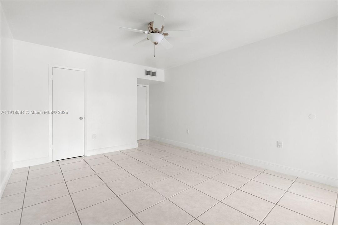 合同活跃: $3,000 (3 贝兹, 2 浴室, 1460 平方英尺)