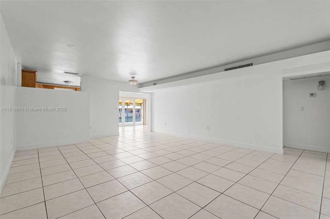 合同活跃: $3,000 (3 贝兹, 2 浴室, 1460 平方英尺)