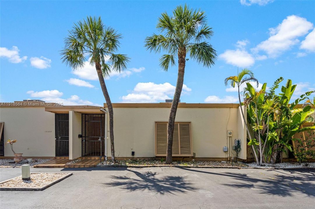 合同活跃: $3,000 (3 贝兹, 2 浴室, 1460 平方英尺)