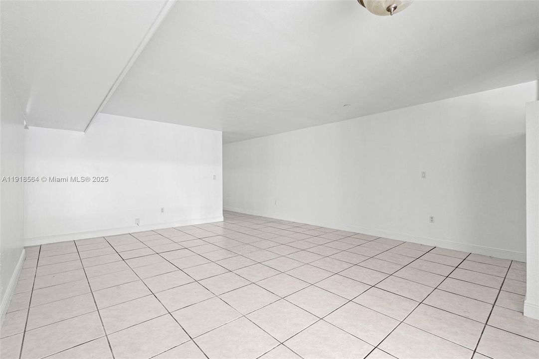 合同活跃: $3,000 (3 贝兹, 2 浴室, 1460 平方英尺)