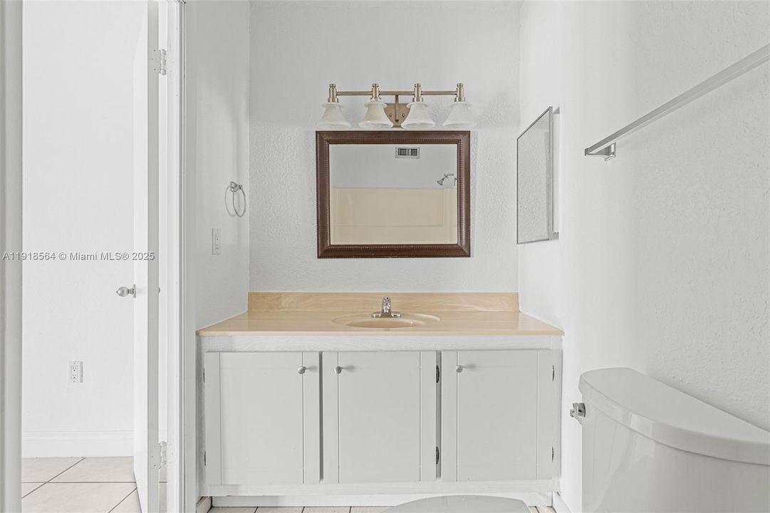 合同活跃: $3,000 (3 贝兹, 2 浴室, 1460 平方英尺)