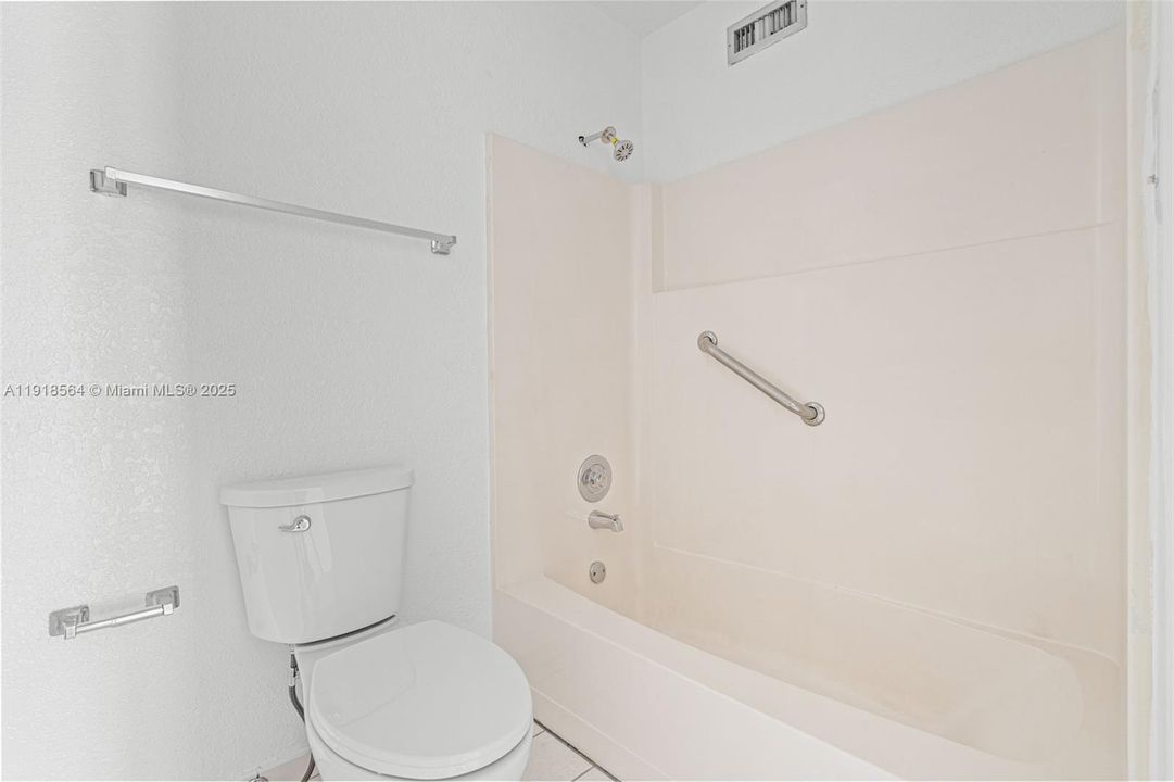 合同活跃: $3,000 (3 贝兹, 2 浴室, 1460 平方英尺)