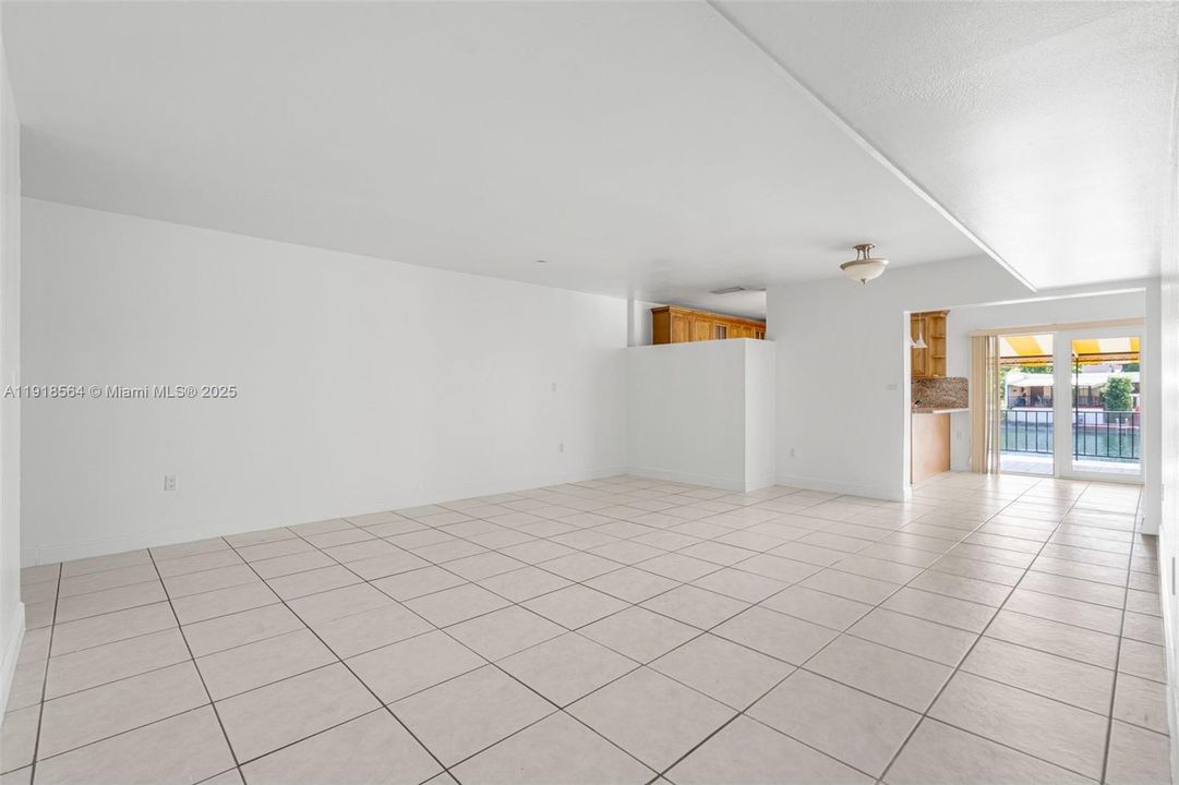 合同活跃: $3,000 (3 贝兹, 2 浴室, 1460 平方英尺)