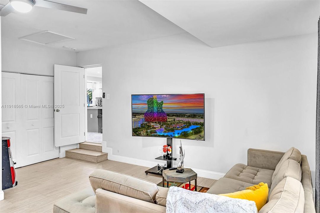 For Rent: $6,500 (5 beds, 3 baths, 2390 Square Feet)