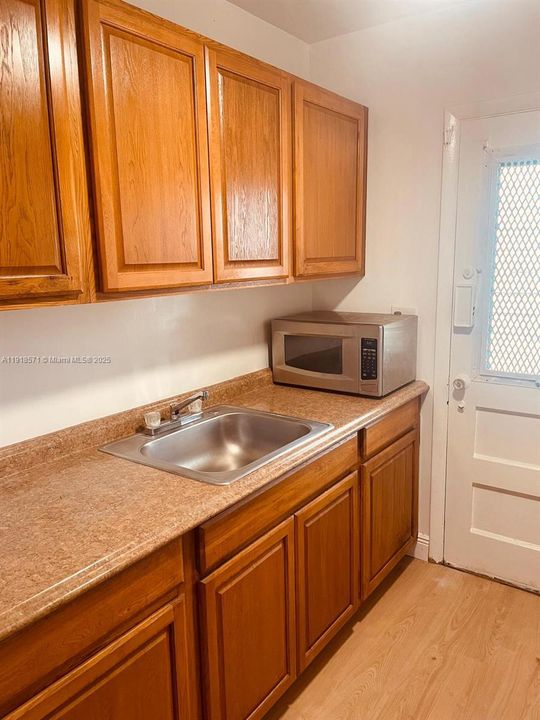 For Sale: $69,000 (1 beds, 1 baths, 688 Square Feet)