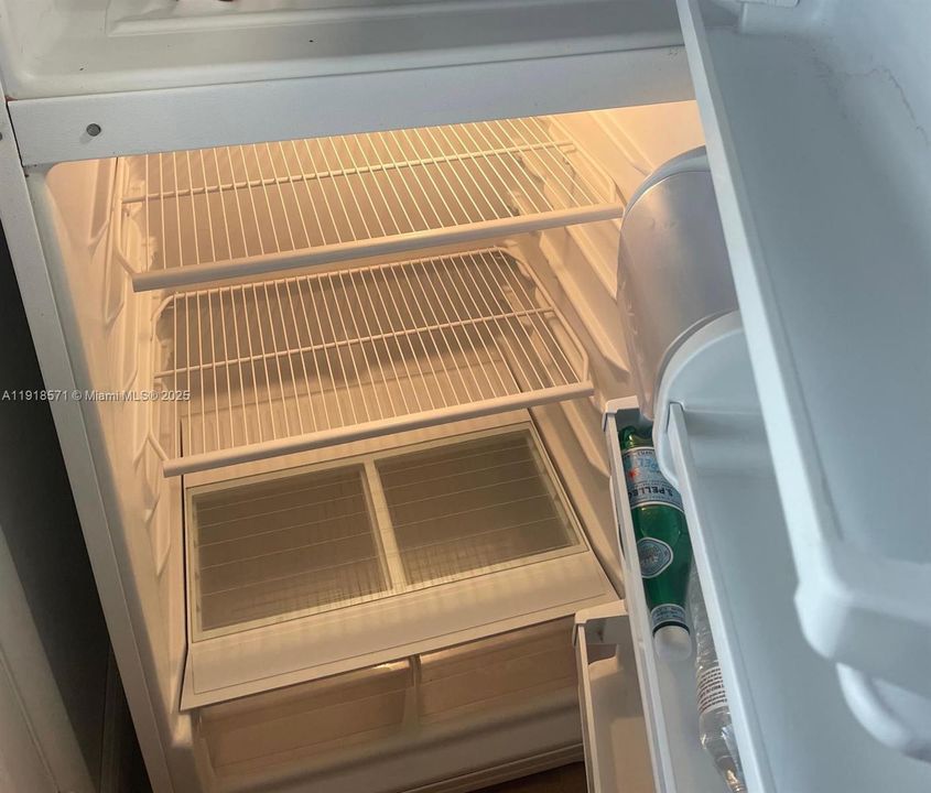 For Sale: $69,000 (1 beds, 1 baths, 688 Square Feet)