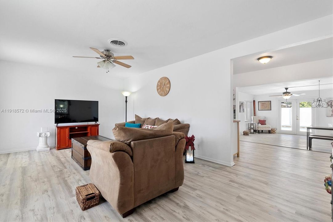 For Sale: $499,900 (3 beds, 2 baths, 1513 Square Feet)