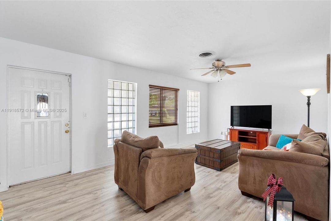 For Sale: $499,900 (3 beds, 2 baths, 1513 Square Feet)