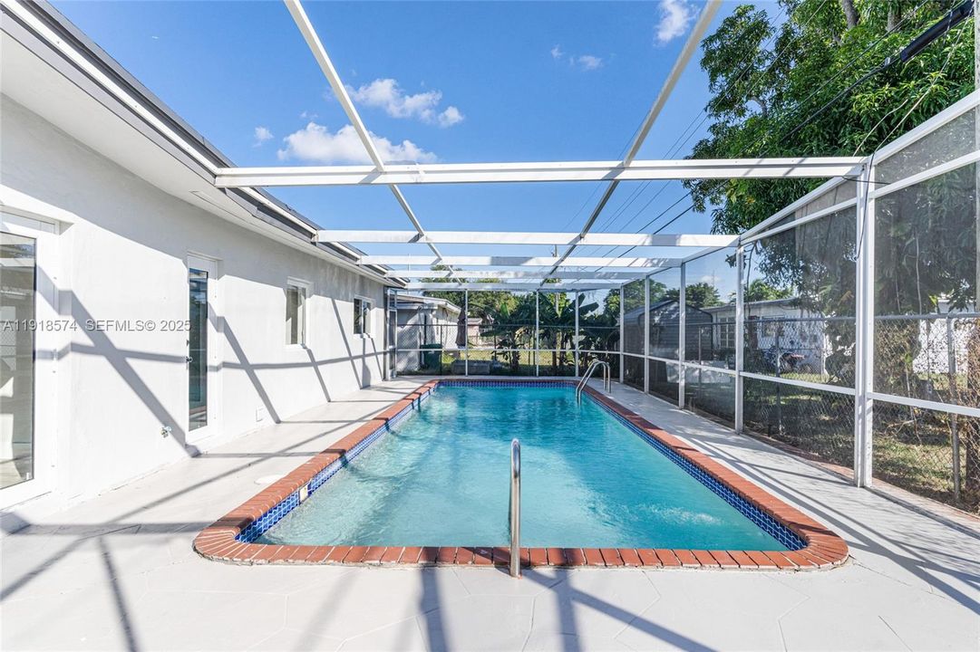 Под контрактом: $599,999 (3 спален, 3 ванн, 1360 Квадратных фут)