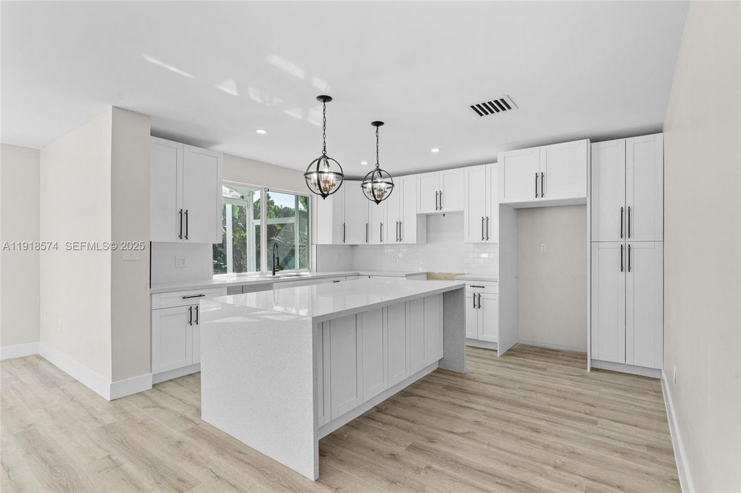 Под контрактом: $599,999 (3 спален, 3 ванн, 1360 Квадратных фут)