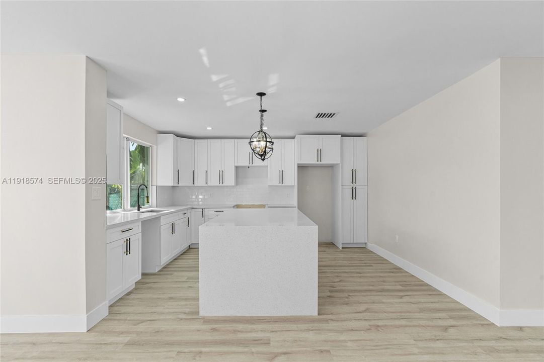 Под контрактом: $599,999 (3 спален, 3 ванн, 1360 Квадратных фут)