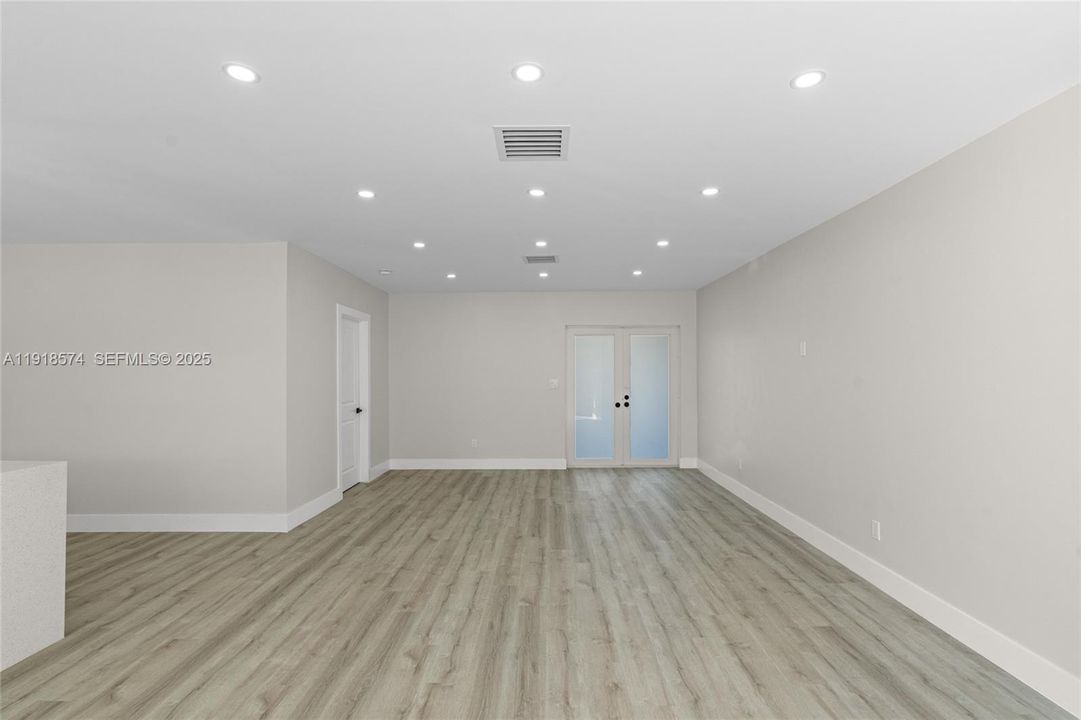 Под контрактом: $599,999 (3 спален, 3 ванн, 1360 Квадратных фут)