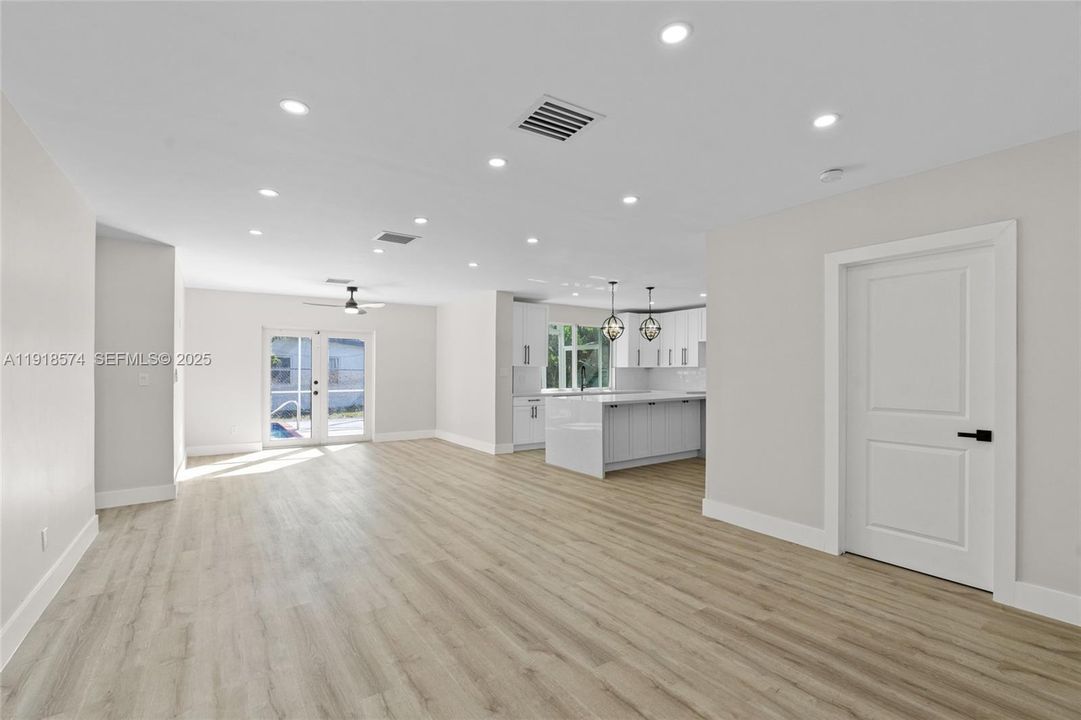 Под контрактом: $599,999 (3 спален, 3 ванн, 1360 Квадратных фут)