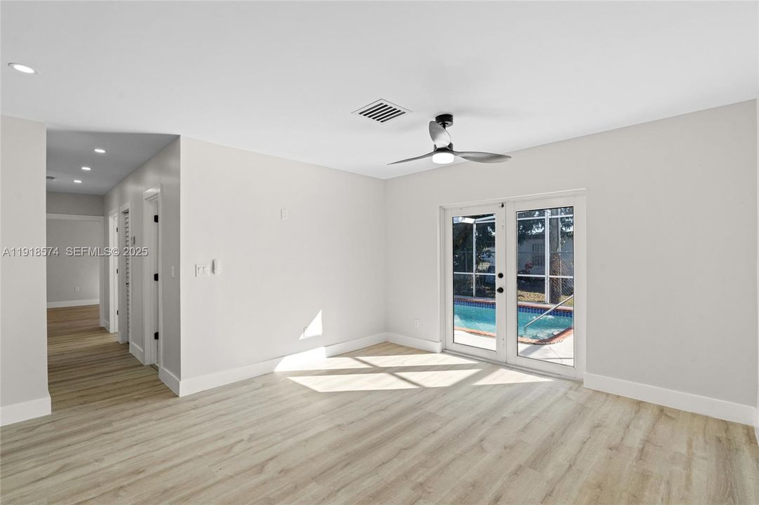 Под контрактом: $599,999 (3 спален, 3 ванн, 1360 Квадратных фут)