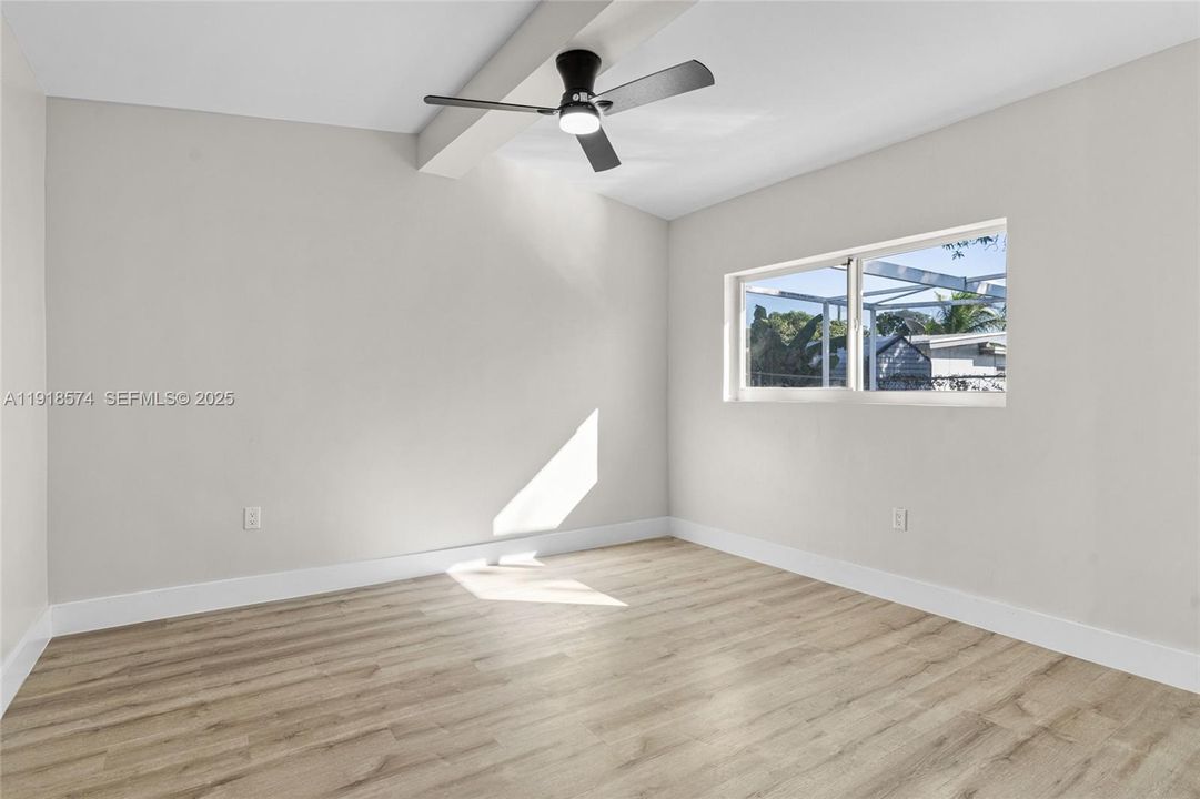 Под контрактом: $599,999 (3 спален, 3 ванн, 1360 Квадратных фут)