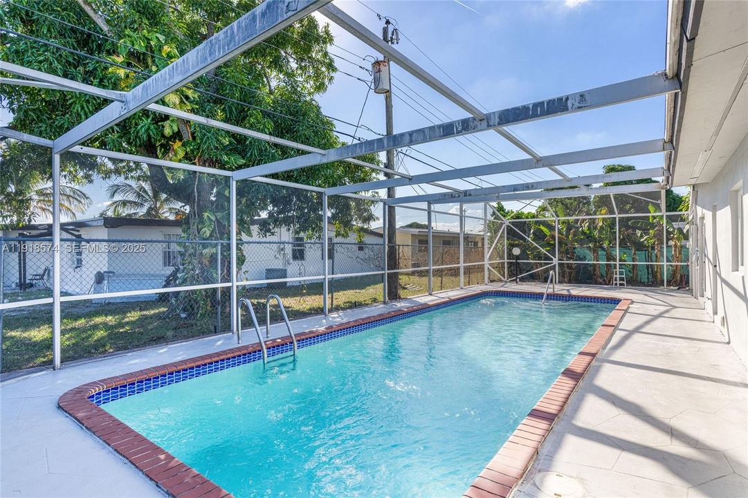 Под контрактом: $599,999 (3 спален, 3 ванн, 1360 Квадратных фут)