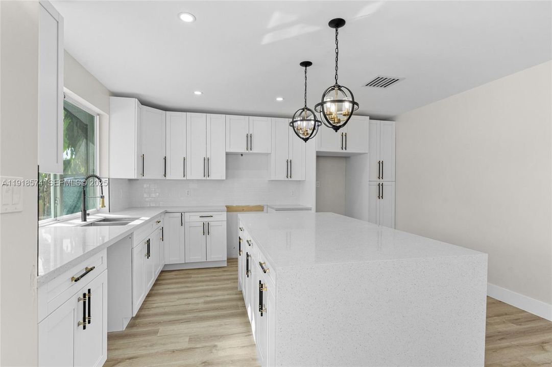 Под контрактом: $599,999 (3 спален, 3 ванн, 1360 Квадратных фут)