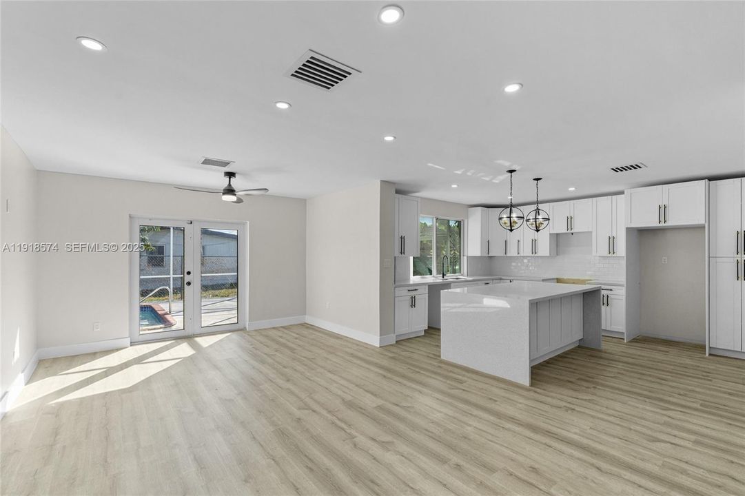 Под контрактом: $599,999 (3 спален, 3 ванн, 1360 Квадратных фут)