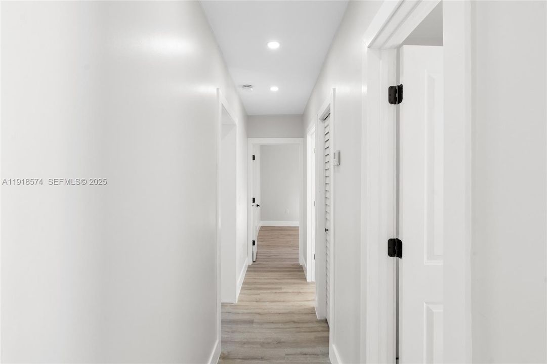 Под контрактом: $599,999 (3 спален, 3 ванн, 1360 Квадратных фут)