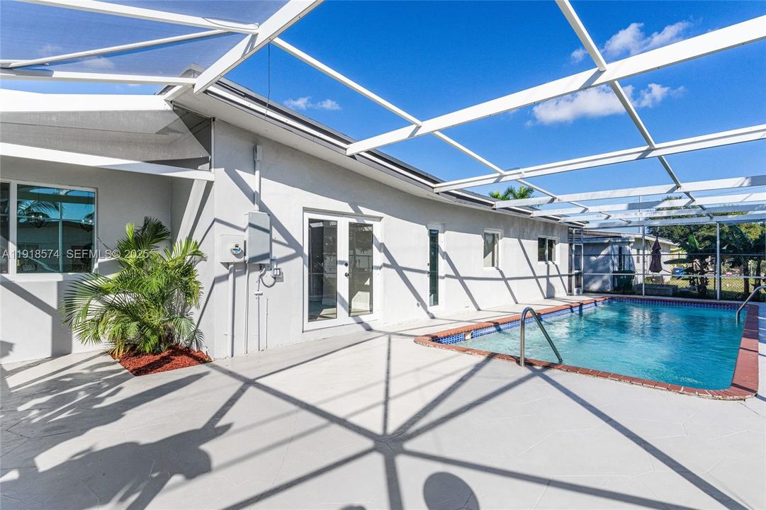 Под контрактом: $599,999 (3 спален, 3 ванн, 1360 Квадратных фут)