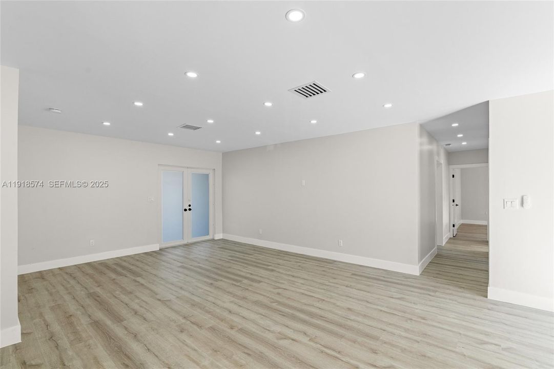 Под контрактом: $599,999 (3 спален, 3 ванн, 1360 Квадратных фут)