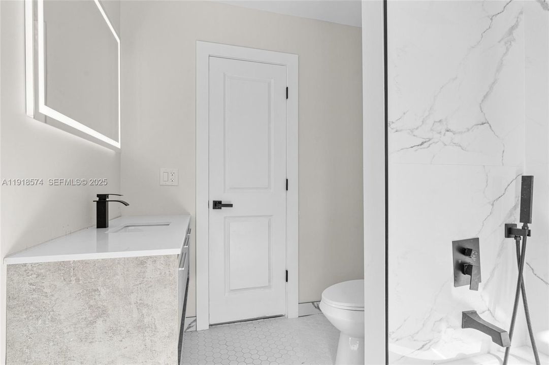 Под контрактом: $599,999 (3 спален, 3 ванн, 1360 Квадратных фут)