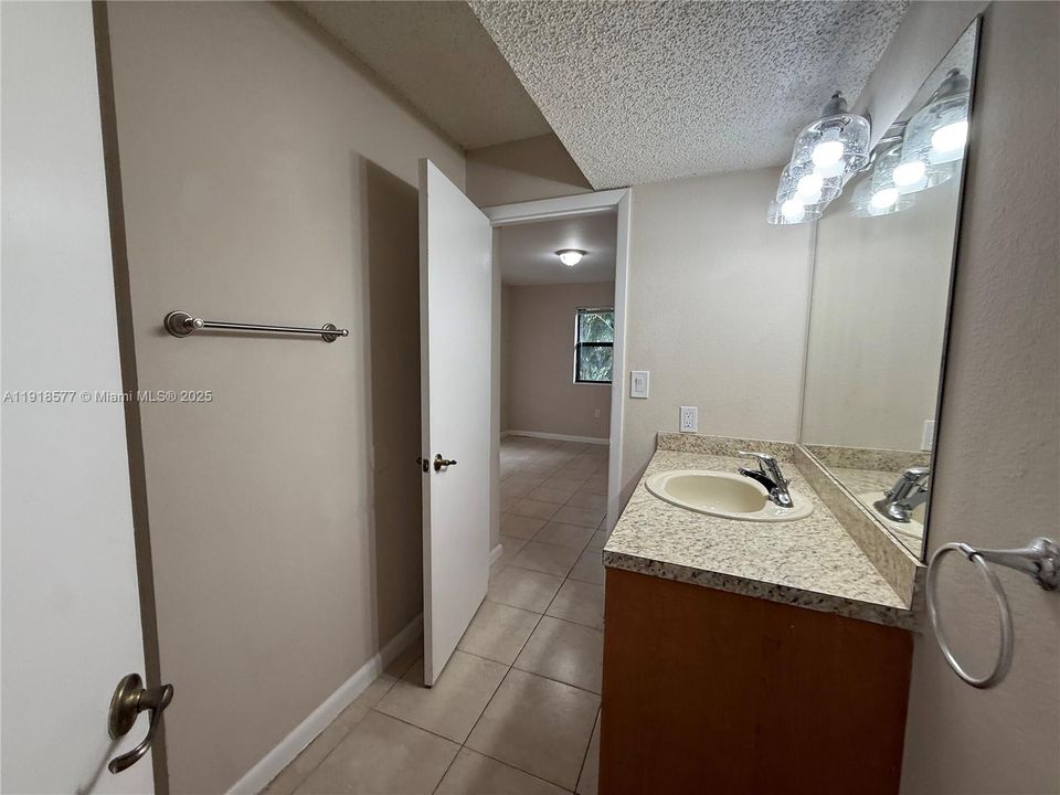 出租: $2,400 (2 贝兹, 2 浴室, 1053 平方英尺)