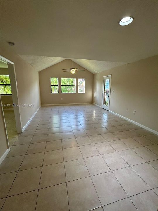 出租: $2,400 (2 贝兹, 2 浴室, 1053 平方英尺)