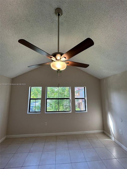 出租: $2,400 (2 贝兹, 2 浴室, 1053 平方英尺)