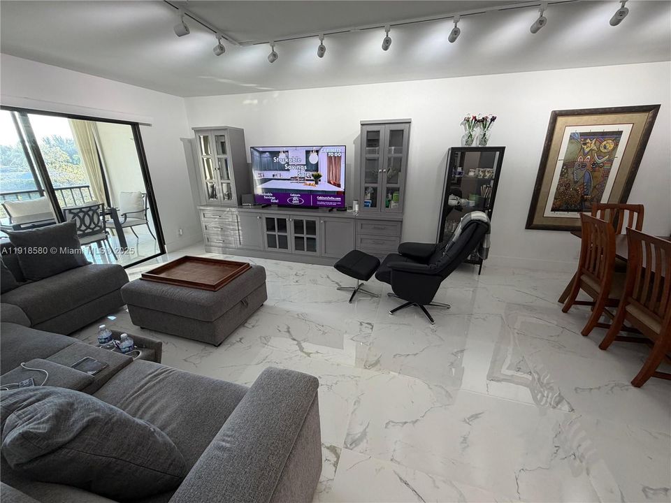 For Rent: $2,950 (2 beds, 2 baths, 1230 Square Feet)