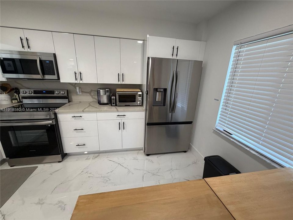 For Rent: $2,950 (2 beds, 2 baths, 1230 Square Feet)