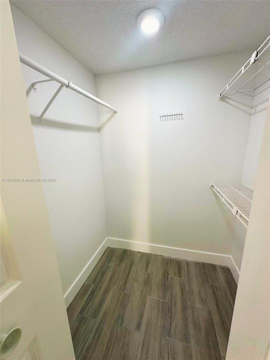 For Rent: $1,900 (1 beds, 1 baths, 614 Square Feet)