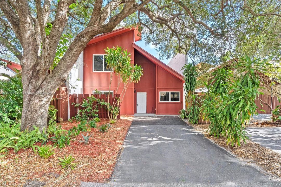 For Sale: $544,000 (5 beds, 2 baths, 1873 Square Feet)