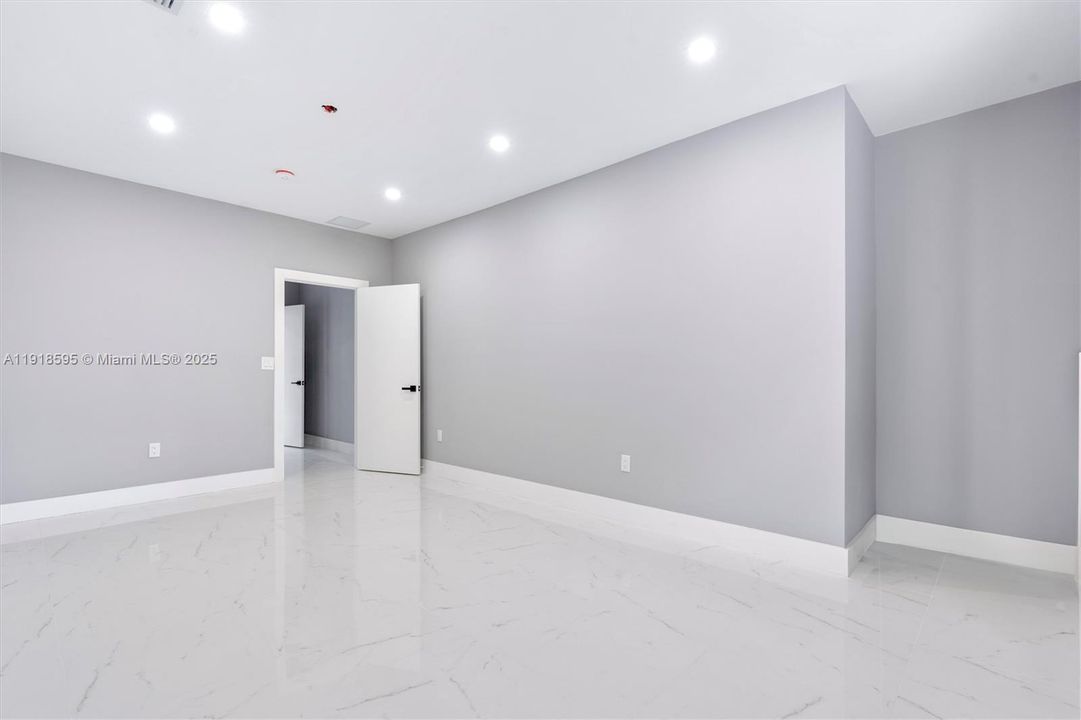 For Sale: $544,000 (5 beds, 2 baths, 1873 Square Feet)