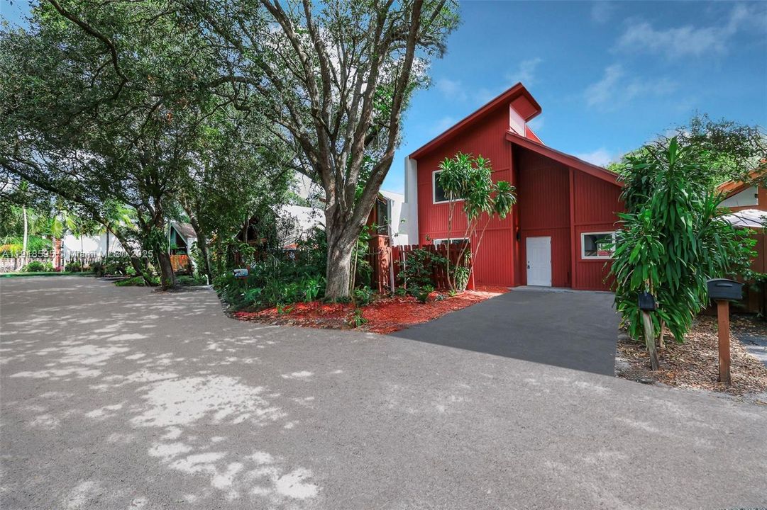 For Sale: $544,000 (5 beds, 2 baths, 1873 Square Feet)