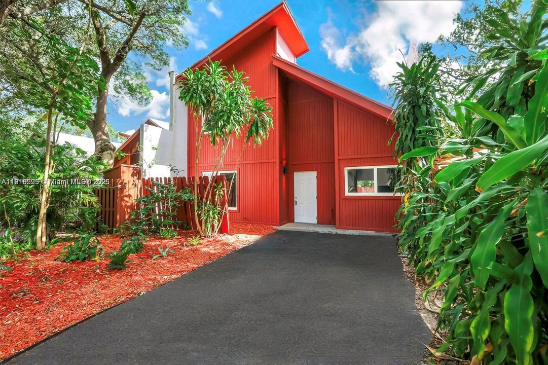 For Sale: $544,000 (5 beds, 2 baths, 1873 Square Feet)