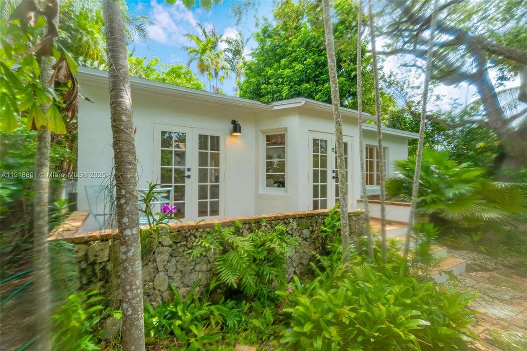 For Rent: $6,000 (2 beds, 1 baths, 1087 Square Feet)