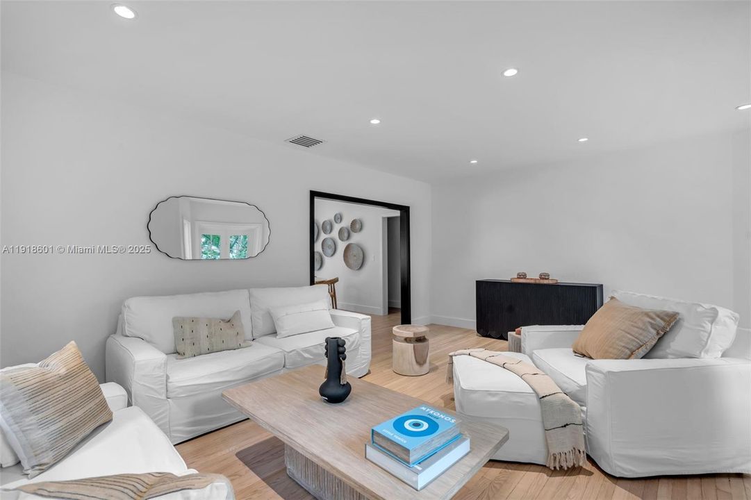 For Rent: $6,000 (2 beds, 1 baths, 1087 Square Feet)