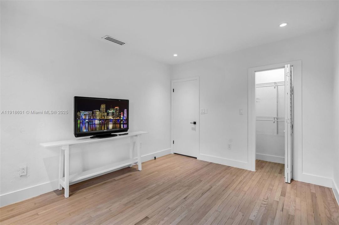 For Rent: $6,000 (2 beds, 1 baths, 1087 Square Feet)