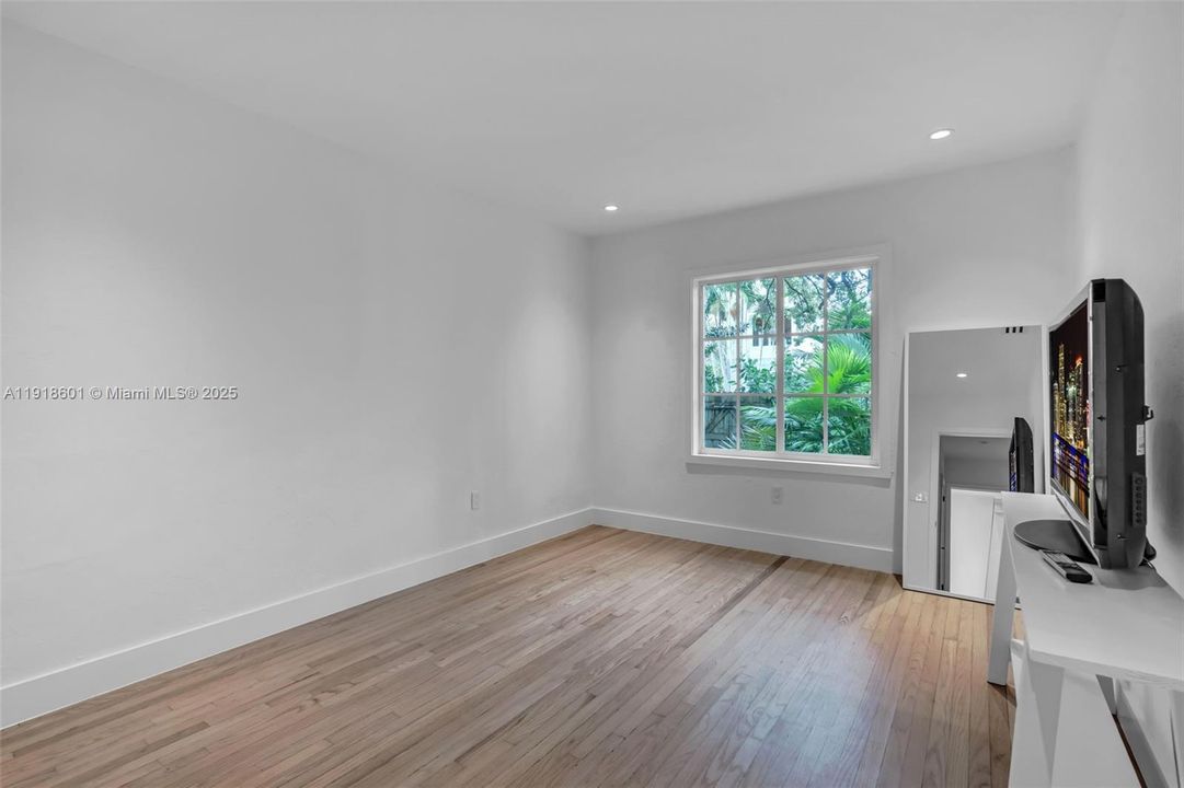 For Rent: $6,000 (2 beds, 1 baths, 1087 Square Feet)