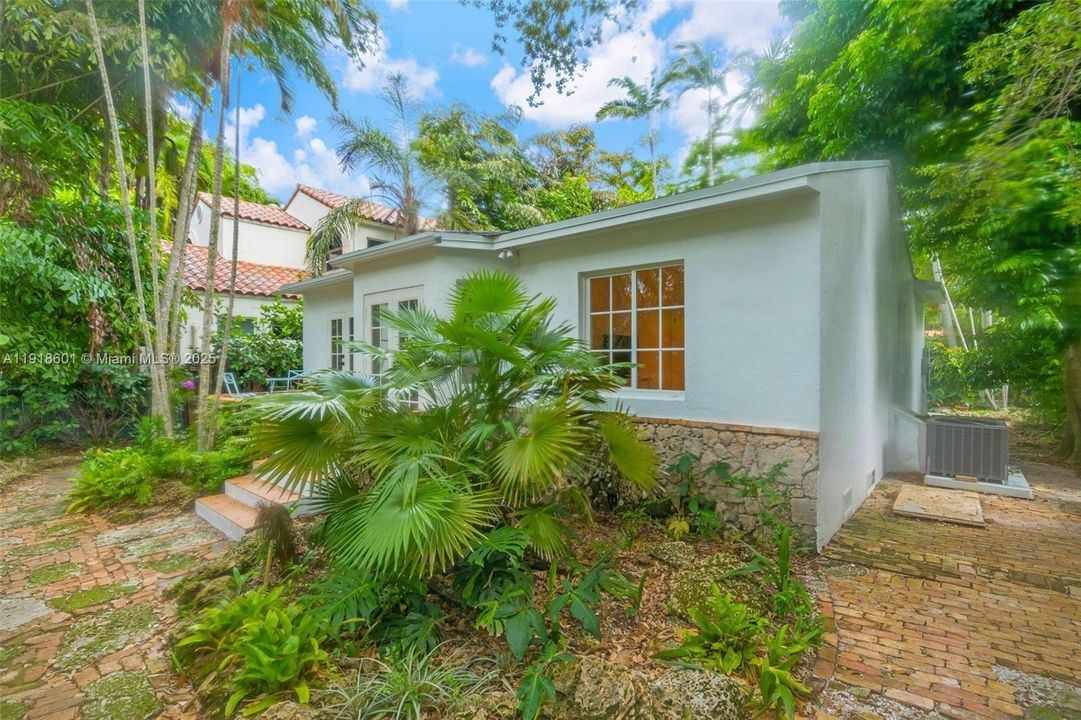 For Rent: $6,000 (2 beds, 1 baths, 1087 Square Feet)