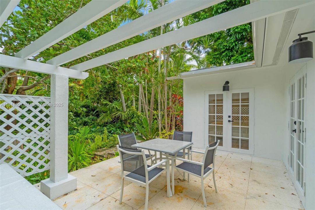 For Rent: $6,000 (2 beds, 1 baths, 1087 Square Feet)