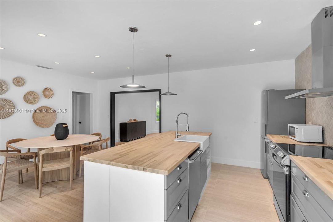 For Rent: $6,000 (2 beds, 1 baths, 1087 Square Feet)