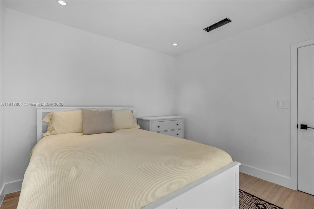 For Rent: $6,000 (2 beds, 1 baths, 1087 Square Feet)