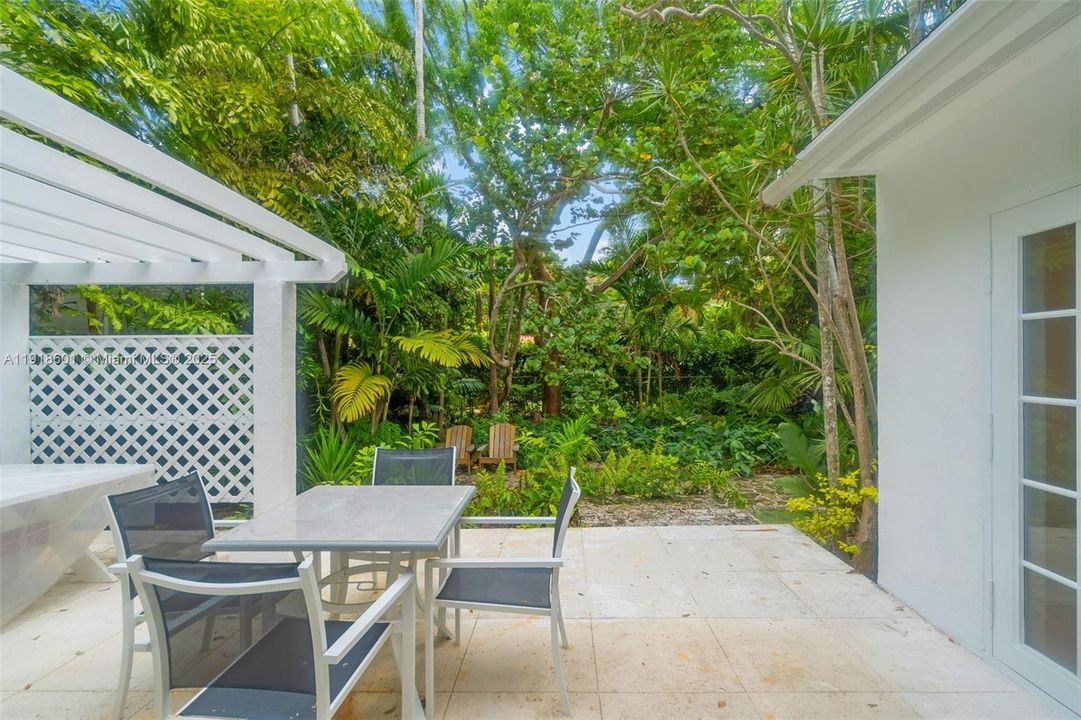 For Rent: $6,000 (2 beds, 1 baths, 1087 Square Feet)