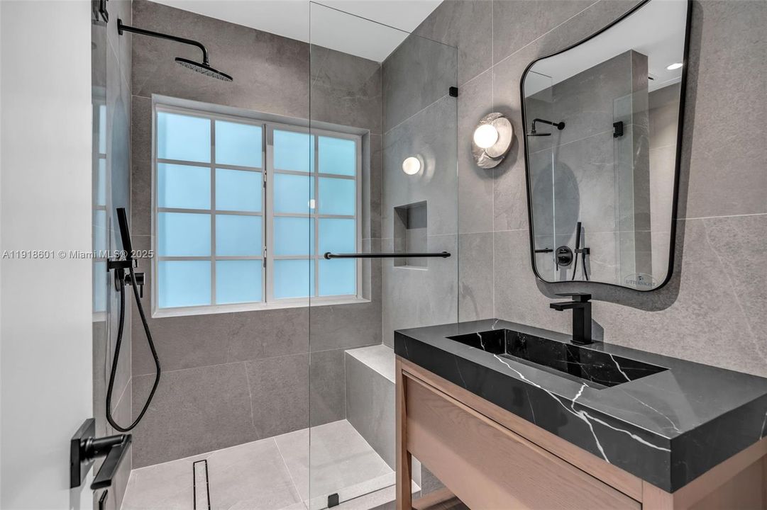 For Rent: $6,000 (2 beds, 1 baths, 1087 Square Feet)