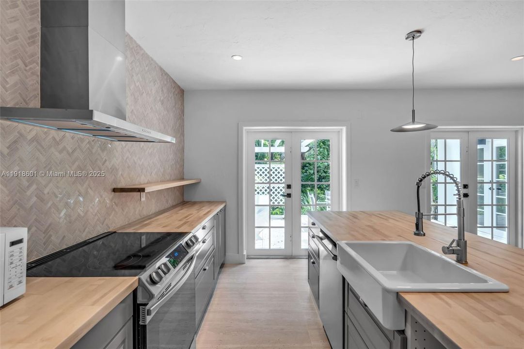 For Rent: $6,000 (2 beds, 1 baths, 1087 Square Feet)