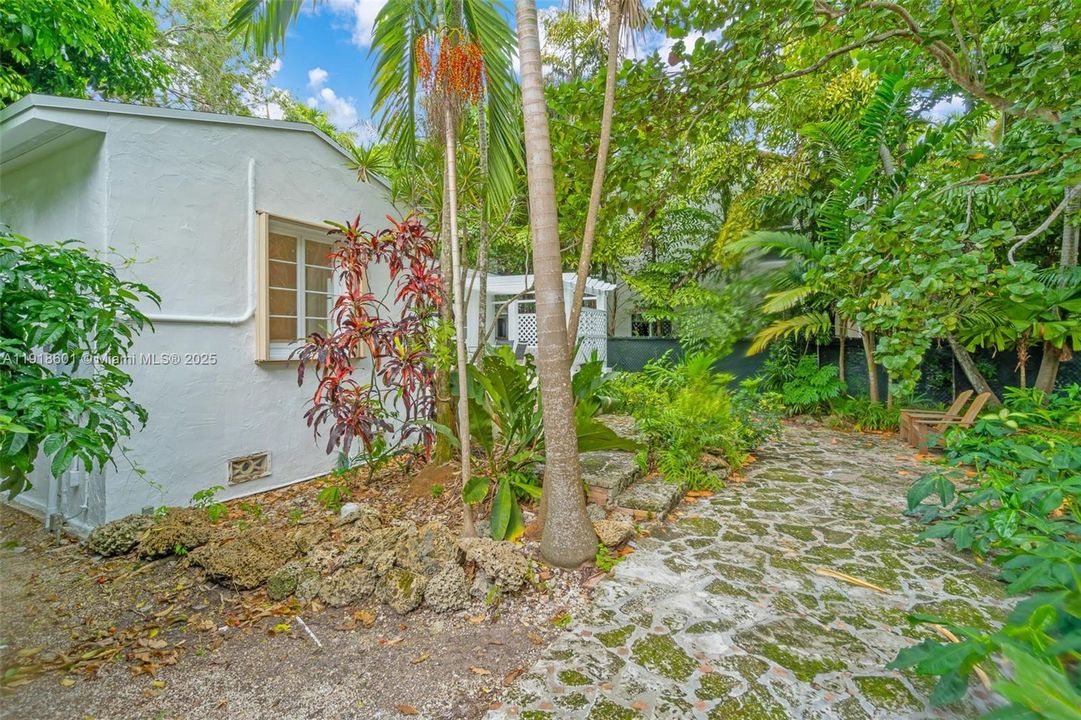 For Rent: $6,000 (2 beds, 1 baths, 1087 Square Feet)